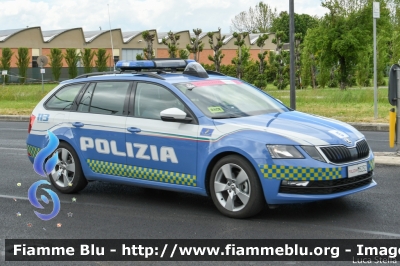 Skoda Octavia Wagon V serie
Polizia di Stato
Polizia Stradale
Allestimento Focaccia
Decorazione Grafica Artlantis
POLIZIA M5232
in scorta al Giro d'Italia 2021
Vettura "5"
Parole chiave: Skoda Octavia_Wagon_Vserie POLIZIAM5232 Giro_D_Italia_2021