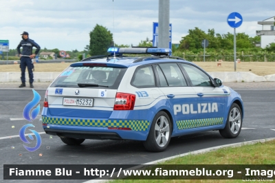 Skoda Octavia Wagon V serie
Polizia di Stato
Polizia Stradale
Allestimento Focaccia
Decorazione Grafica Artlantis
POLIZIA M5232
in scorta al Giro d'Italia 2021
Vettura "5"
Parole chiave: Skoda Octavia_Wagon_Vserie POLIZIAM5232 Giro_D_Italia_2021