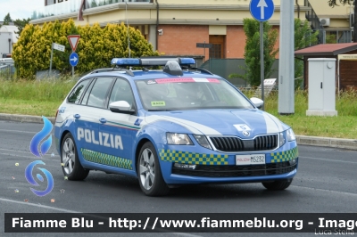 Skoda Octavia Wagon V serie
Polizia di Stato
Polizia Stradale
Allestimento Focaccia
Decorazione Grafica Artlantis
POLIZIA M5232
in scorta al Giro d'Italia 2021
Vettura "5"
Parole chiave: Skoda Octavia_Wagon_Vserie POLIZIAM5232 Giro_D_Italia_2021