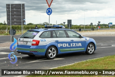 Skoda Octavia Wagon V serie
Polizia di Stato
Polizia Stradale
Allestimento Focaccia
Decorazione Grafica Artlantis
POLIZIA M5235
in scorta al Giro d'Italia 2021
Vettura "2"
Parole chiave: Skoda Octavia_Wagon_Vserie POLIZIAM5235 Giro_D_Italia_2021