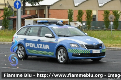 Skoda Octavia Wagon V serie
Polizia di Stato
Polizia Stradale
Allestimento Focaccia
Decorazione Grafica Artlantis
POLIZIA M5235
in scorta al Giro d'Italia 2021
Vettura "2"
Parole chiave: Skoda Octavia_Wagon_Vserie POLIZIAM5235 Giro_D_Italia_2021