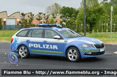 Skoda Octavia Wagon V serie
Polizia di Stato
Polizia Stradale
Allestimento Focaccia
Decorazione Grafica Artlantis
POLIZIA M5235
in scorta al Giro d'Italia 2021
Vettura "2"
Parole chiave: Skoda Octavia_Wagon_Vserie POLIZIAM5235 Giro_D_Italia_2021