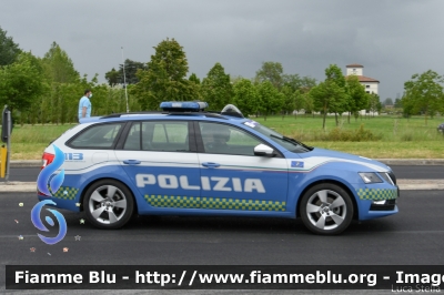 Skoda Octavia Wagon V serie
Polizia di Stato
Polizia Stradale
Allestimento Focaccia
Decorazione Grafica Artlantis
POLIZIA M5235
in scorta al Giro d'Italia 2021
Vettura "2"
Parole chiave: Skoda Octavia_Wagon_Vserie POLIZIAM5235 Giro_D_Italia_2021