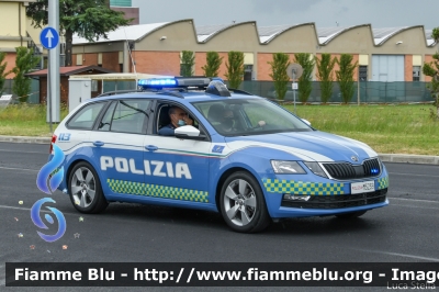 Skoda Octavia Wagon V serie
Polizia di Stato
Polizia Stradale
Allestimento Focaccia
Decorazione Grafica Artlantis
POLIZIA M5239
Parole chiave: Skoda Octavia_Wagon_Vserie POLIZIAM5239 Giro_D_Italia_2021