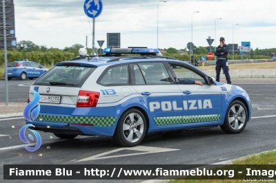 Skoda Octavia Wagon V serie
Polizia di Stato
Polizia Stradale
Allestimento Focaccia
Decorazione Grafica Artlantis
POLIZIA M5239
Parole chiave: Skoda Octavia_Wagon_Vserie POLIZIAM5239 Giro_D_Italia_2021