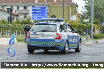 Skoda Octavia Wagon V serie
Polizia di Stato
Polizia Stradale
Allestimento Focaccia
Decorazione Grafica Artlantis
POLIZIA M5239
Parole chiave: Skoda Octavia_Wagon_Vserie POLIZIAM5239 Giro_D_Italia_2021