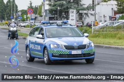 Skoda Octavia Wagon V serie
Polizia di Stato
Polizia Stradale
Allestimento Focaccia
Decorazione Grafica Artlantis
POLIZIA M5239
Parole chiave: Skoda Octavia_Wagon_Vserie POLIZIAM5239 Giro_D_Italia_2021