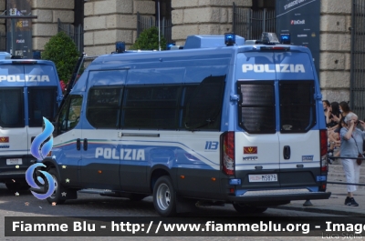 Iveco Daily VI serie restyle
Polizia di Stato
Reparto Mobile
Allestimento Sperotto
POLIZIA M5879
Parole chiave: Iveco Daily_VIserie _restyle POLIZIAM5879