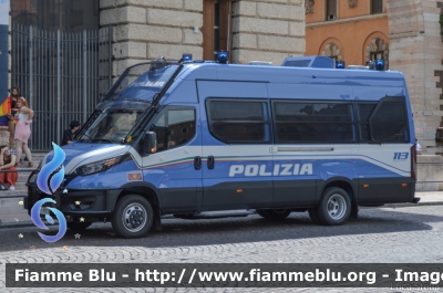 Iveco Daily VI serie restyle
Polizia di Stato
Reparto Mobile
Allestimento Sperotto
POLIZIA M5879
Parole chiave: Iveco Daily_VIserie _restyle POLIZIAM5879