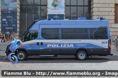 Iveco Daily VI serie restyle
Polizia di Stato
Reparto Mobile
Allestimento Sperotto
POLIZIA M5879
Parole chiave: Iveco Daily_VIserie _restyle POLIZIAM5879