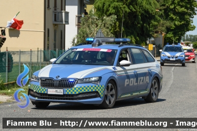 Skoda Superb Wagon III serie restyle
Polizia di Stato
Polizia Stradale
Allestimento Focaccia
POLIZIA M6404
in scorta al Giro d'Italia 2024
Auto 06
Parole chiave: Skoda Superb_Wagon_IIIserie_restyle  POLIZIAM6404 Giro_D_Italia_2024