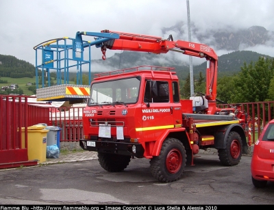 Iveco OM 75P
Vigili del Fuoco
fotografata presso il distaccamento di Cortina d'Ampezzo (BL) durante il I Raduno Nazionale dei Vigili del Fuoco
VF 25582
Parole chiave: Iveco OM 75P vf25852 Raduno_Nazionale_VVF_2010