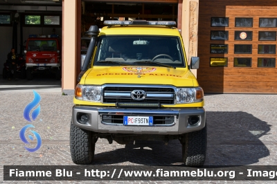 Toyota Land Cruiser II serie
Corpo Nazionale del Soccorso Alpino e Speleologico
Provincia Autonoma di Trento
Stazione di Pozza di Fassa
PC B93 TN
Parole chiave: Toyota Land_Cruiser_IIserie Ambulanza PCB93TN