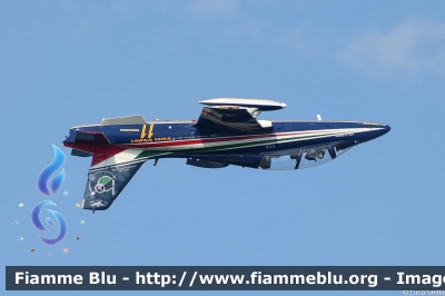 Aermacchi MB339PAN
Aeronautica Militare Italiana
313° Gruppo Addestramento Acrobatico
Pony 11
Stagione esibizioni 2023
Rimini Air Show 2023
Parole chiave: Aermacchi MB339PAN Air_show_2023