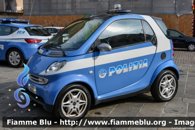 Smart Fortwo II serie
Polizia di Stato
esemplare unico in dotazione alla Questura di Ferrara
POLIZIA B0467
Festa della Polizia Ferrara 2019
Parole chiave: Smart Fortwo_IIserie POLIZIAB0467 Festa_della_Polizia_2019