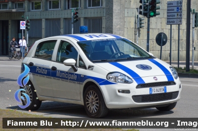 Fiat Punto VI serie
Polizia Municipale Ferrara
Auto 22
Parole chiave: Fiat Punto_VIserie Giro_D_Italia_2018