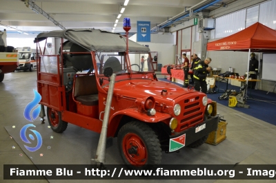 Fiat Campagnola I serie
Vigili del Fuoco
Comando Provinciale di Brescia
Automezzo storico
Fotoelettrica da 60 cm Buini & Grandi
In esposizione al Reas 2013
VF 8526
Parole chiave: Fiat Campagnola_Iserie VF8526 Reas_2013