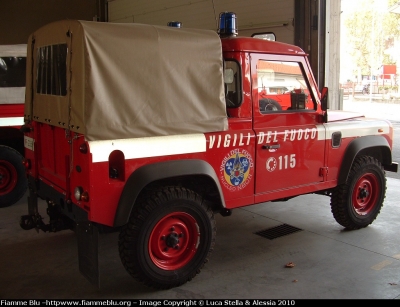 Land Rover Defender 90
Vigili del Fuoco
Comando Provinciale di Rovigo
Nucleo NBCR
VF 23881
Parole chiave: Land-Rover Defender_90 VF23881