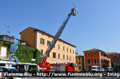 Iveco EuroFire 150E27 I serie
Vigili del Fuoco
Comando Provinciale Bologna
Distaccamento Volontario di San Pietro in Casale
AutoScala da 30 metri allestita Iveco-Magirus 
Parole chiave: Iveco EuroFire_150E27_Iserie Festa_Della_Repubblica_2018