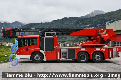 Mercedes-Benz Econic 2633 II serie
Vigili del Fuoco 
Unione Distrettuale Alto Garda Ledro (TN)
Assegnata al Corpo Volontario di Arco (TN)
AutoScala da 32 metri allestimento Metz L32A
VF 0K2 TN
Parole chiave: Mercedes-Benz Econic_2633_IIserie VF0K2TN