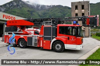 Mercedes-Benz Econic 2633 II serie
Vigili del Fuoco 
Unione Distrettuale Alto Garda Ledro (TN)
Assegnata al Corpo Volontario di Arco (TN)
AutoScala da 32 metri allestimento Metz L32A
VF 0K2 TN
Parole chiave: Mercedes-Benz Econic_2633_IIserie VF0K2TN