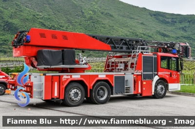 Mercedes-Benz Econic 2633 II serie
Vigili del Fuoco 
Unione Distrettuale Alto Garda Ledro (TN)
Assegnata al Corpo Volontario di Arco (TN)
AutoScala da 32 metri allestimento Metz L32A
VF 0K2 TN
Parole chiave: Mercedes-Benz Econic_2633_IIserie VF0K2TN