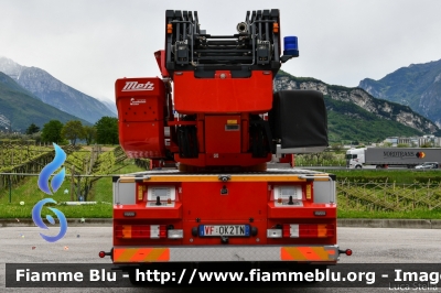 Mercedes-Benz Econic 2633 II serie
Vigili del Fuoco 
Unione Distrettuale Alto Garda Ledro (TN)
Assegnata al Corpo Volontario di Arco (TN)
AutoScala da 32 metri allestimento Metz L32A
VF 0K2 TN
Parole chiave: Mercedes-Benz Econic_2633_IIserie VF0K2TN