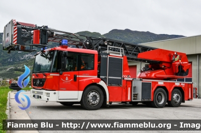 Mercedes-Benz Econic 2633 II serie
Vigili del Fuoco 
Unione Distrettuale Alto Garda Ledro (TN)
Assegnata al Corpo Volontario di Arco (TN)
AutoScala da 32 metri allestimento Metz L32A
VF 0K2 TN
Parole chiave: Mercedes-Benz Econic_2633_IIserie VF0K2TN