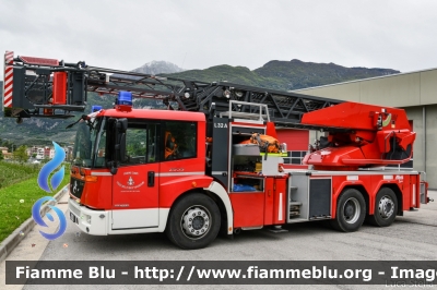 Mercedes-Benz Econic 2633 II serie
Vigili del Fuoco 
Unione Distrettuale Alto Garda Ledro (TN)
Assegnata al Corpo Volontario di Arco (TN)
AutoScala da 32 metri allestimento Metz L32A
VF 0K2 TN
Parole chiave: Mercedes-Benz Econic_2633_IIserie VF0K2TN