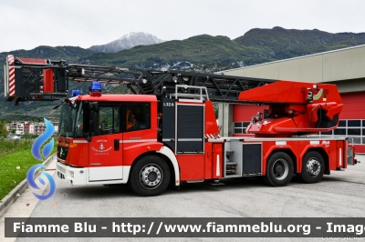 Mercedes-Benz Econic 2633 II serie
Vigili del Fuoco 
Unione Distrettuale Alto Garda Ledro (TN)
Assegnata al Corpo Volontario di Arco (TN)
AutoScala da 32 metri allestimento Metz L32A
VF 0K2 TN
Parole chiave: Mercedes-Benz Econic_2633_IIserie VF0K2TN