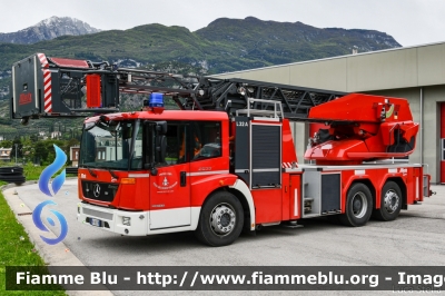 Mercedes-Benz Econic 2633 II serie
Vigili del Fuoco 
Unione Distrettuale Alto Garda Ledro (TN)
Assegnata al Corpo Volontario di Arco (TN)
AutoScala da 32 metri allestimento Metz L32A
VF 0K2 TN
Parole chiave: Mercedes-Benz Econic_2633_IIserie VF0K2TN