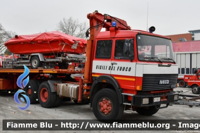 Iveco 330-35
Vigili del Fuoco
Comando Provinciale di Ravenna
N.S.S.A. Ravenna
Mezzo assegnato al nucleo sommozzatori usato per l'addestramento
VF 15571
Parole chiave: Iveco 330-35 VF15571