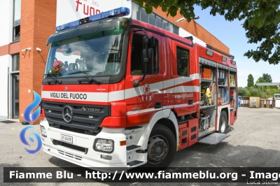 Mercedes-Benz Actros 1841 II serie
Vigili del Fuoco
Comando Provinciale di Padova
Distaccamento Permanente di Abano Terme
AutoPompaSerbatoio allestimento BAI
VF 24478
Parole chiave: Mercedes-Benz Actros_1841_IIserie VF24478