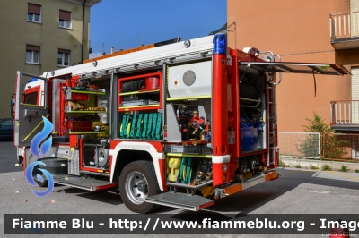 Mercedes-Benz Atego 1328
Vigili del Fuoco
Unione Distrettuale della Vallagarina
Corpo Volontario di Ala
Allestimento Rosenbauer
VF 2D9 TN
Parole chiave: Mercedes-Benz Atego_1328 VF2D9TN