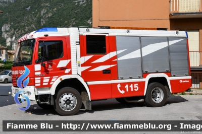 Mercedes-Benz Atego 1328
Vigili del Fuoco
Unione Distrettuale della Vallagarina
Corpo Volontario di Ala
Allestimento Rosenbauer
VF 2D9 TN
Parole chiave: Mercedes-Benz Atego_1328 VF2D9TN