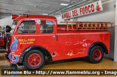 Fiat 640N
Vigili del Fuoco
Unione Distrettuale Alto Garda e Ledro
Corpo Volontario di Riva del Garda
Allestimento Bergomi
Appartenuta al 
Corpo dei Vigili del Fuoco di Verona
VF 3724
VF 5F6 TN
Parole chiave: Fiat 640N VF3724 VF5F6TN