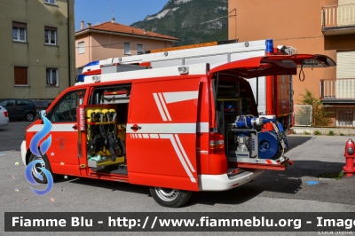 Volkswagen Transporter T5
Vigili del Fuoco
Unione Distrettuale della Vallagarina
Corpo Volontario di Ala
Allestimento Kofler Fahrzeugbau
VF 5H6 TN
Parole chiave: Volkswagen Transporter_T5 VF5H6TN