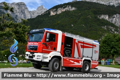 Man TGM 18.340 4x4 II serie
Vigili del Fuoco
Unione distrettuale di Mezzolombardo
Corpo Volontario di Molveno (TN)
Allestimento Brandus Rosenbauer
VF 5D0 TN
Parole chiave: Man TGM_18.340_4x4_IIserie VF5D0TN