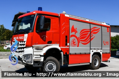 Mercedes-Benz Arocs 1843 4x4
Vigili del Fuoco
Distretto di Trento
Corpo Volontario di Lavarone (TN)
Allestimento Kofler
VF 7D4 TN
Parole chiave: Mercedes-Benz Arocs_1843_4x4 VF7D4TN