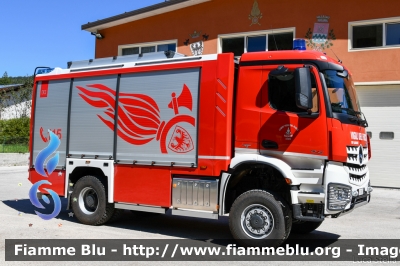 Mercedes-Benz Arocs 1843 4x4
Vigili del Fuoco
Distretto di Trento
Corpo Volontario di Lavarone (TN)
Allestimento Kofler
VF 7D4 TN
Parole chiave: Mercedes-Benz Arocs_1843_4x4 VF7D4TN