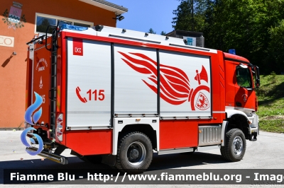 Mercedes-Benz Arocs 1843 4x4
Vigili del Fuoco
Distretto di Trento
Corpo Volontario di Lavarone (TN)
Allestimento Kofler
VF 7D4 TN
Parole chiave: Mercedes-Benz Arocs_1843_4x4 VF7D4TN