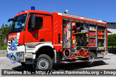 Mercedes-Benz Arocs 1843 4x4
Vigili del Fuoco
Distretto di Trento
Corpo Volontario di Lavarone (TN)
Allestimento Kofler
VF 7D4 TN
Parole chiave: Mercedes-Benz Arocs_1843_4x4 VF7D4TN