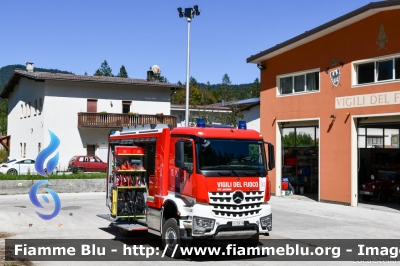 Mercedes-Benz Arocs 1843 4x4
Vigili del Fuoco
Distretto di Trento
Corpo Volontario di Lavarone (TN)
Allestimento Kofler
VF 7D4 TN
Parole chiave: Mercedes-Benz Arocs_1843_4x4 VF7D4TN