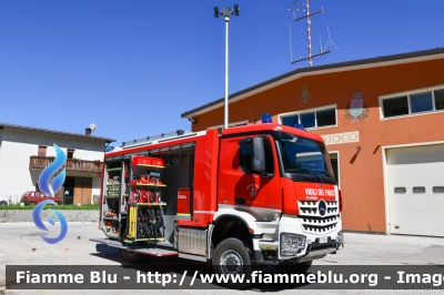 Mercedes-Benz Arocs 1843 4x4
Vigili del Fuoco
Distretto di Trento
Corpo Volontario di Lavarone (TN)
Allestimento Kofler
VF 7D4 TN
Parole chiave: Mercedes-Benz Arocs_1843_4x4 VF7D4TN