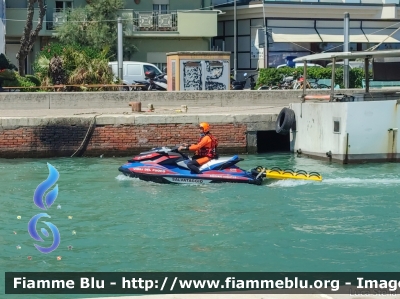 Bombardier Sea Doo GTI 4-Tec 130
Vigili del Fuoco
Comando Provinciale di Forlì Cesena
Distaccamento Permanente di Cesenatico
Nucleo Salvamento Acquatico
Parole chiave: Bombardier Sea-Doo GTI_4-Tec_130 Bell_Italia_2021