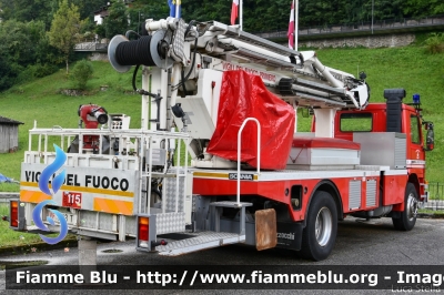 Scania P92H
Vigili del Fuoco
Unione Distrettuale di Primiero
Corpo Volontario del Consorzio del Primiero (TN)
Allestimento Bizzocchi
VF B03 TN
Parole chiave: Scania P92H VFB03TN