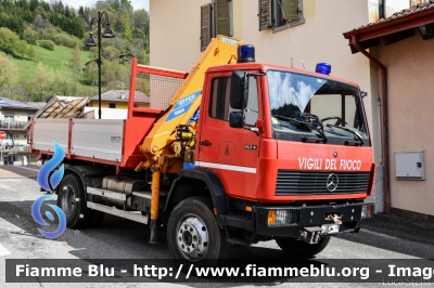 Mercedes-Benz 1124 4x4
Vigili del Fuoco
Unione Distrettuale Alto Garda Ledro (TN)
Assegnata al Corpo Volontario di Tiarno di Sopra
VF E78 TN
Parole chiave: Mercedes-Benz 1124_4x4 VFE78TN