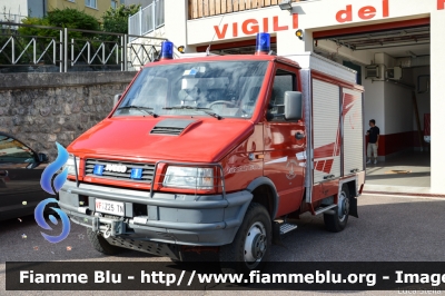 Iveco Daily 4x4 II serie
Vigili del Fuoco
Distretto di Fondo
Corpo Volonatrio di Cloz (TN)
Allestimento Rosenbauer
VF Z25 TN
Parole chiave: Iveco Daily_4x4_IIserie VFZ25TN