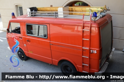 Volkswagen LT I serie
Vigili del Fuoco
Unione Distrettuale di Fondo
Corpo Volontario di Amblar (TN)
un tempo in forza al Corpo Vigili del Fuoco Volontari di San Valentino in Campo/Gummer comune di Cornedo all'Isarco/Karneid (BZ)
Allestito Ziegler
VF Z43 TN
Parole chiave: Volkswagen LT_Iserie VFZ43TN