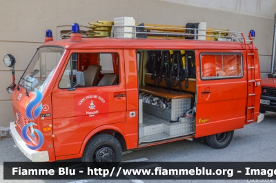 Volkswagen LT I serie
Vigili del Fuoco
Unione Distrettuale di Fondo
Corpo Volontario di Amblar (TN)
un tempo in forza al Corpo Vigili del Fuoco Volontari di San Valentino in Campo/Gummer comune di Cornedo all'Isarco/Karneid (BZ)
Allestito Ziegler
VF Z43 TN
Parole chiave: Volkswagen LT_Iserie VFZ43TN